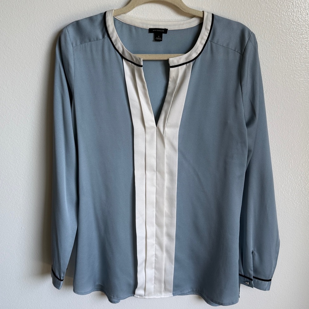 Ann Taylor Long Sleeve Silky V-Neck Blouse Top, Baby Blue White, Small